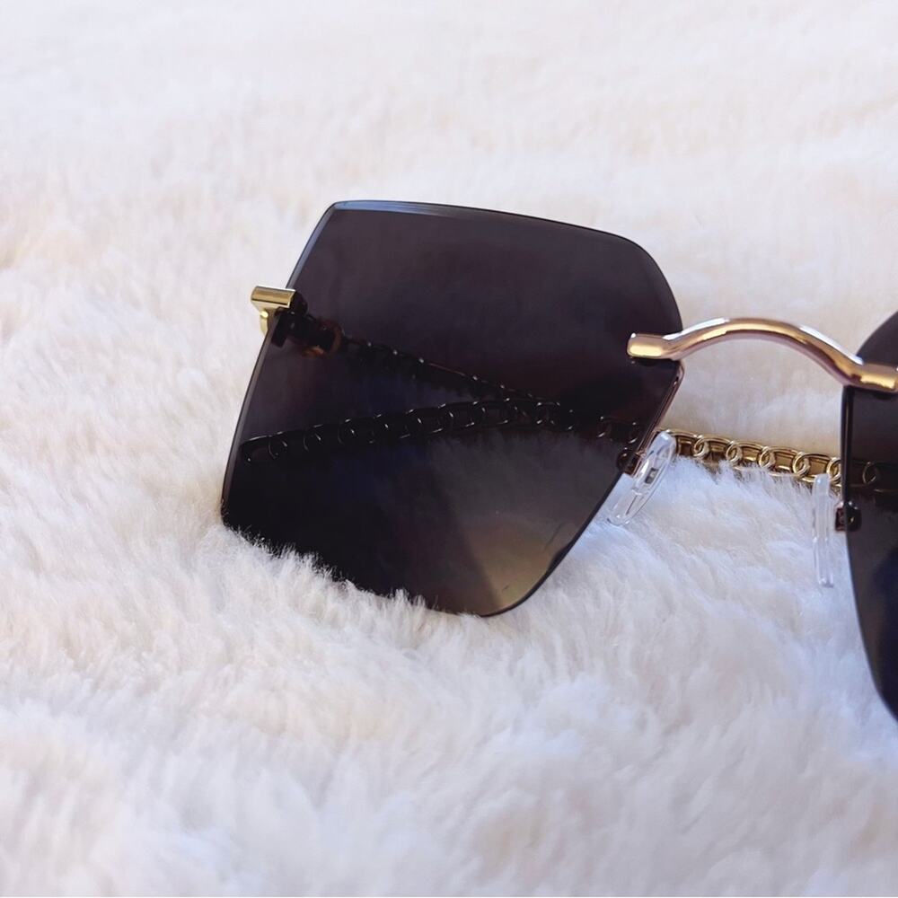 Skyla Black & Gold Chain Link Oversized Sunglasses - Picture 6 of 11